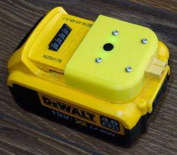 Zmodernizowana bateria DeWalt 18V z niestandardowym adapterem.