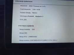 Ekran radia samochodowego z informacjami systemowymi Android 10