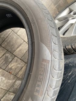 Opona Pirelli Powergy z przebarwieniami po bokach