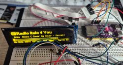 Breadboard prototype with an ESP32 board and a yellow display showing the station “Radio Italo 4 You”.