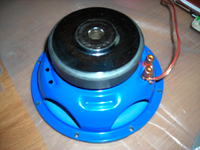 Niebieski subwoofer firmy poszukuję informacji na jego temat