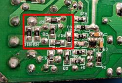 Zbliżenie na płytkę PCB z zaznaczonymi wysokoomowymi rezystorami SMD