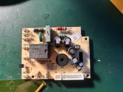 Płytka drukowana LC-CM6862-P z elementami elektronicznymi, w tym przekaźnikiem.