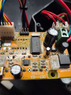 Light4me TRI par - Uszkodzony reflektor, brak koloru zielonego, czerwony żarzy się lekko