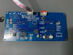Zdjęcie przedstawia płytkę drukowaną z oznaczeniem 2019-11-22 i kilkoma elementami elektronicznymi, w tym układami scalonymi, kondensatorami i złączami.