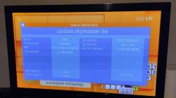 Telewizor pokazujący ekran aktualizacji dekodera z informacjami technicznymi.