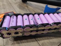 Jakie napięcie powinno być pomiędzy pinami? Problem z baterią AFTGGP.