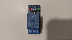 Moduł przekaźnika na niebieskiej płytce PCB z diodami LED i zaciskami śrubowymi.