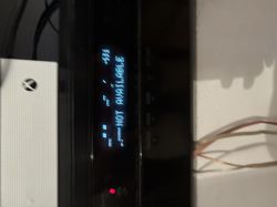 Wyświetlacz amplitunera Pioneer VSX-923 pokazujący komunikat NOT AVAILABLE.