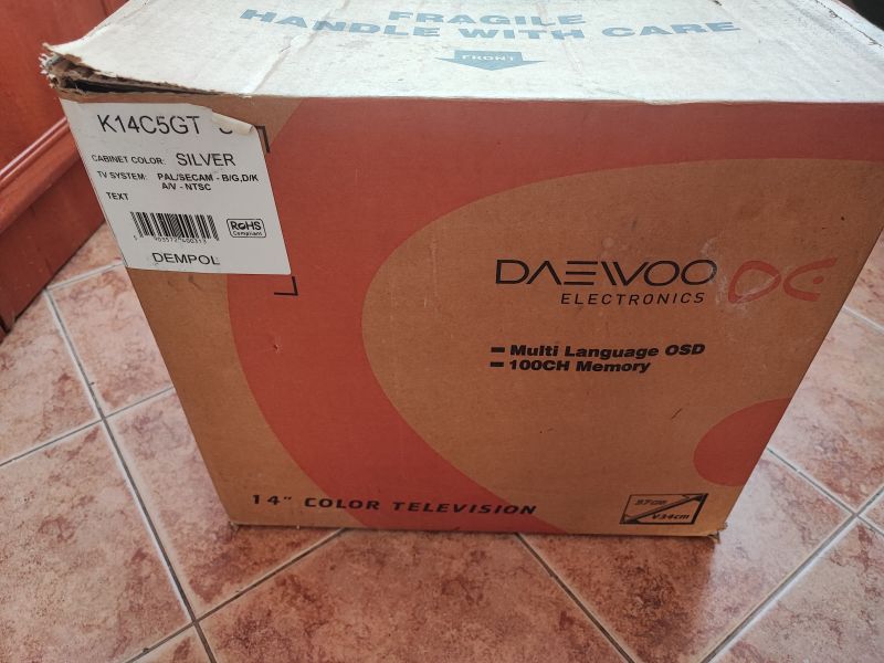 Opakowanie telewizora kineskopowego Daewoo K14C5GT z widocznymi informacjami o modelu i funkcjach.