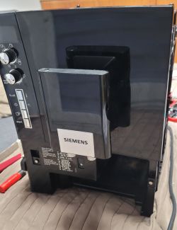Siemens EQ.5 Machiato Plus typ CTES32 - dysze wylotowe do wyczyszczenia