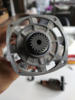 Makita szlifierka kątowa - Instrukcja demontażu metalowych elementów silnika