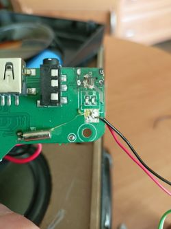 Naprawa głośnika: Zniszczone gniazdo ładowania USB w układzie TC4056 - wpięcie przewodów na krótko