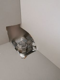 Procedure for Removing Radiator with Underneath Connection: Valve Operation and Bleeding