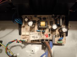 Płyta sterująca piekarnika Beko z widocznymi przewodami i komponentami elektronicznymi