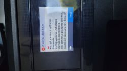 Ekran drukarki HP OfficeJetPro 8710 z komunikatem o błędzie dotyczącym tuszu.