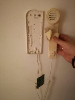 Identyfikacja i zamiennik uszkodzonego domofonu bez obudowy