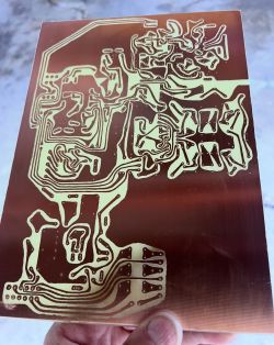 Ręcznie wykonana płytka PCB z wytrawionymi ścieżkami przewodzącymi