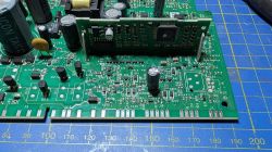 Zbliżenie na zieloną płytkę PCB z komponentami elektronicznymi i modułem pionowym