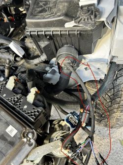 Ident. uciętej wtyczki ze skrzynki bezp. w Peugeot 308 P5 1.6 hybrid 2022