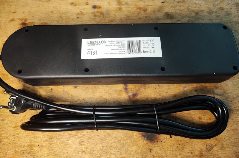 Rozgałęźnik Ledlux model 4131 na drewnianym tle