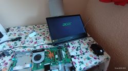 Rozłożony laptop Acer na stole z kwiecistym obrusem.