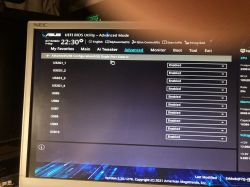 Zdjęcie ekranu z ustawieniami UEFI BIOS na płycie ASUS, pokazujące włączone porty USB.