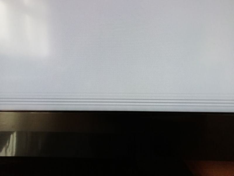 Poziome czarne cienkie paski na telewizorze LED SONY KDL-46EX723