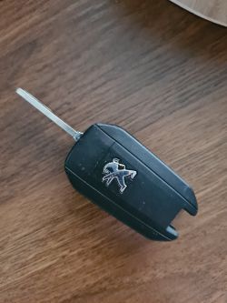 Jak rozmontować obudowę kluczyka Peugeot 508? Chcę przełożyć środek.