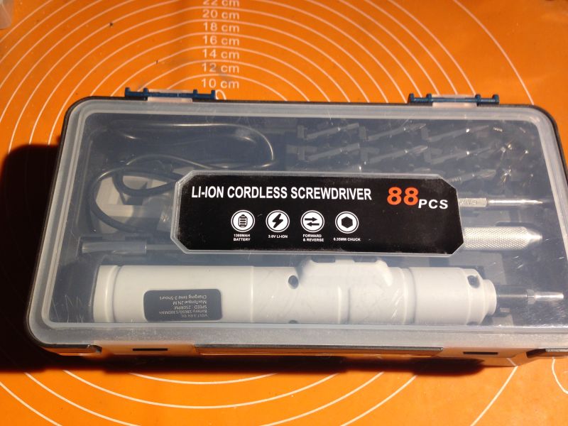 Zestaw elektrycznego wkrętaka w pudełku z akcesoriami