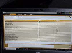 Zdjęcie ekranu monitora z informacjami o obwodzie paliwa w samochodzie.