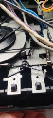 Zbliżenie na mechanizm wewnątrz urządzenia audio z kablami i sprężyną