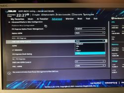Ekran UEFI BIOS Utility na laptopie ASUS z wybranym trybem zaawansowanym.
