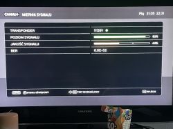 Ekran telewizora pokazujący miernik sygnału dekodera nc+ z poziomem sygnału 92% i jakością 44%.