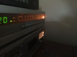 Panel przedni wieży stereo z podświetleniem, słabo widoczna żarówka po wymianie