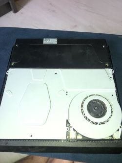 Konsola PS4 Slim nie wciąga płyty - podejrzenie o zagubione elementy napędu