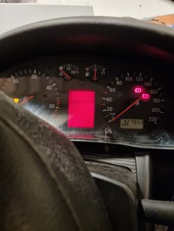 Wyświetlacz Passat B5 1.9 TDI AHH - brak napisów, tylko czerwony kolor