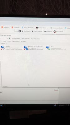 Okno systemu Windows z trzema widocznymi połączeniami sieciowymi w folderze Połączenia sieciowe