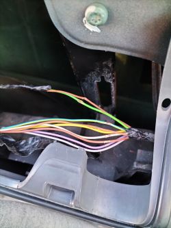 Seat Altea 2004 - Podłączenie białych kabli uniwersalnego zamka centralnego do drzwi