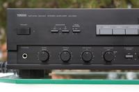 Czy Yamaha Ax-530 ma zabezpieczenie przed przegrzaniem przy wysokiej głośności?