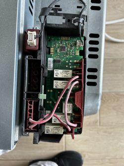 Złącza przewodów w piekarniku Siemens