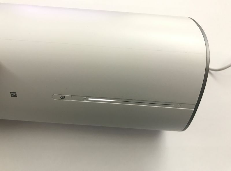 Zbliżenie na przedni panel routera ZTE G5 Ultra z białą obudową i ikoną NFC
