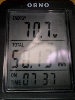 Wskaźnik zużycia energii elektrycznej typu ORNO pokazujący pobór mocy 70,7 W.