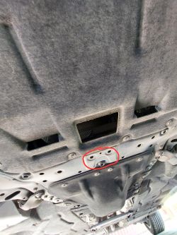 Podwozie samochodu BMW X2 z zaznaczonym potencjalnym punktem podparcia.