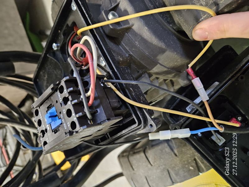 Zbliżenie na instalację elektryczną z przewodami i stycznikiem