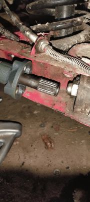 Zbliżenie na część mechaniczną zamocowaną na metalowej ramie.