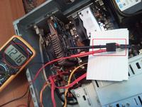 Poradnik, opis - różnica napięć zasilacza w programie a na mierniku.