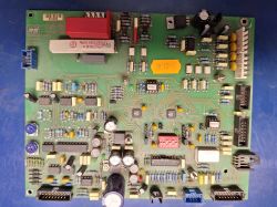 Leiterplatte mit verschiedenen elektronischen Komponenten Leiterplatte mit elektronischen Bauteilen wie Kondensatoren, Widerständen und ICs