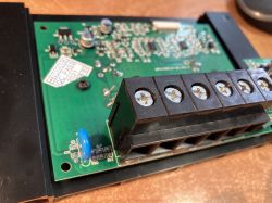 Płytka PCB z regulatorem solarnym PWM 30A z widocznymi komponentami