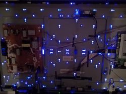 Wnętrze telewizora z podświetleniem LED.